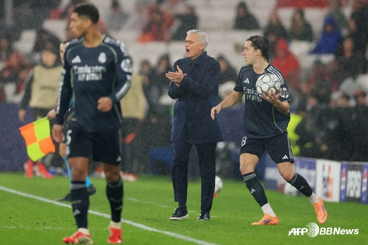 本菲卡队主教练穆里尼奥（中）。 =法新社BBNews=新闻1。