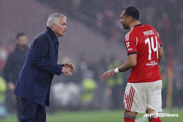 图为，主教练穆里尼奥（左）。 =法新社BBNews=新闻1。