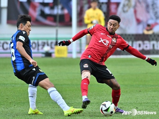 ジェシー·リンガード（右）のFCソウル時代の試合の様子。 /AFPBBNews=ニュース1