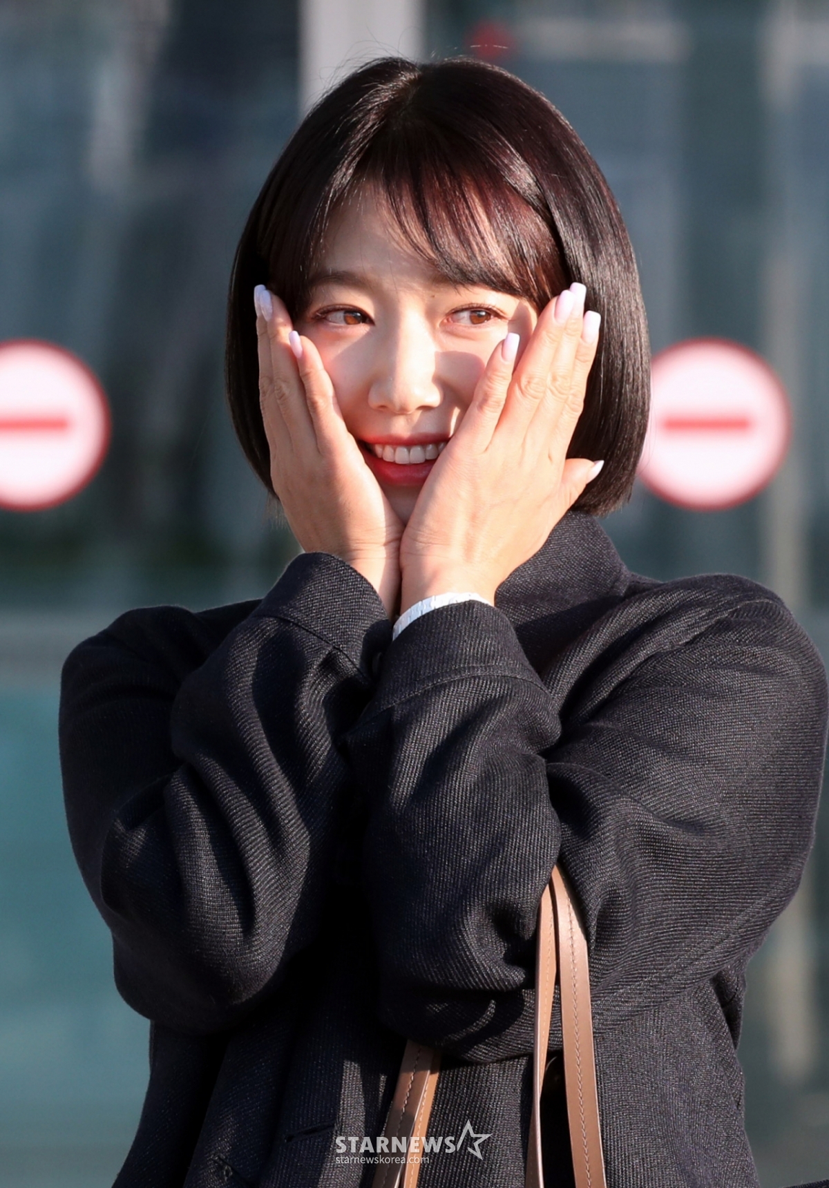 8日下午,演员朴信惠为参加Brunello Cuccinelli的《BC Duo Bag》活动,通过仁川机场出国。 照片=任成均tjdrbs23@