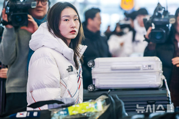 Choi Min-jeong, a short track who will compete in the 2026 Milan/Cortina D'Ampezzo Winter Olympics, enters the airport to depart through Incheon International Airport Terminal 2 on the 30th. /Photo = Newsis