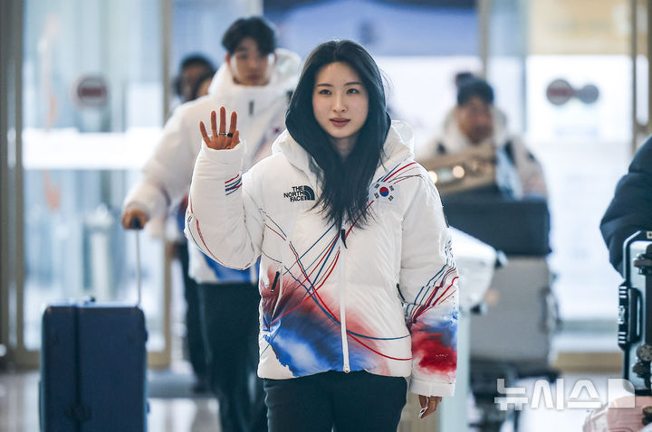 Kim Ki-li enters the airport. /Photo = Newsis