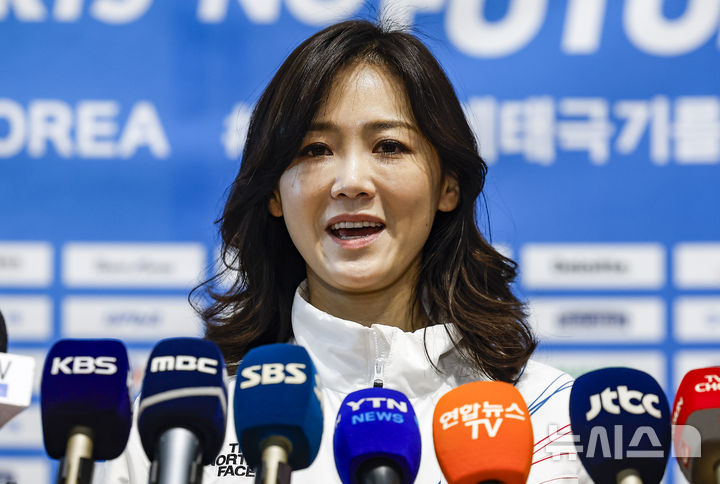 30日,参加2026米兰、科尔蒂纳丹佩佐冬奥会的李秀景(音)代表团团长在通过仁川国际机场第二航站楼出国之前,正在回答记者的提问。 =照片=newsis。