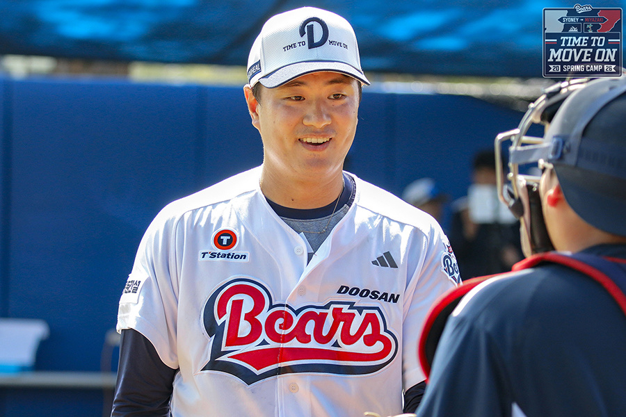 Cầu thủ ném bóng Lee Young-ha của Doosan Bears sau khi ném bóng Bullpen ở trại Sydney, Úc đã cười rạng rỡ. /Ảnh = Doosan Bears cung cấp