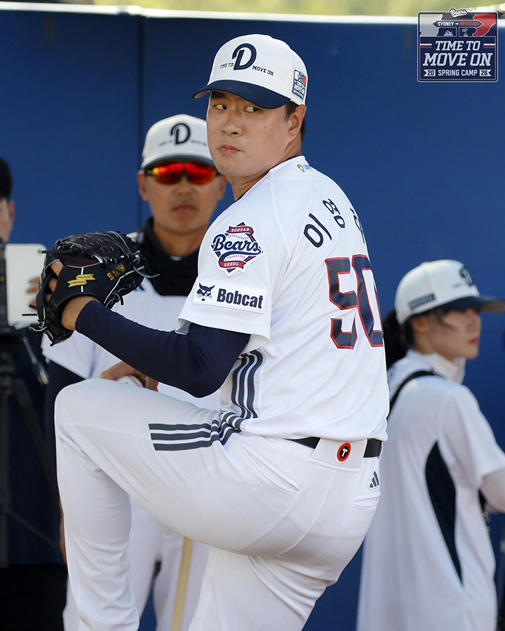 Cầu thủ ném bóng của Doosan Bears Lee Young-ha đang ném bóng Bullpen tại trại Sydney, Úc. /Ảnh = Doosan Bears cung cấp