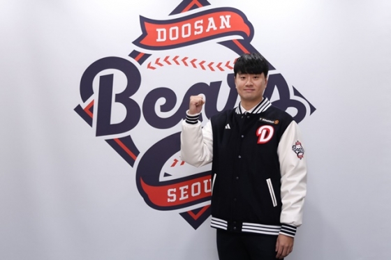 Lee Young-ha tạo dáng sau khi ký hợp đồng FA với Doosan. /Ảnh = Doosan Bears cung cấp 
