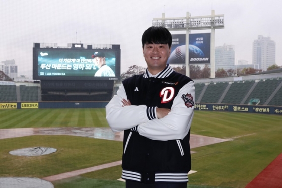 Lee Young-ha tạo dáng sau khi ký hợp đồng FA với Doosan. /Ảnh = Doosan Bears cung cấp 