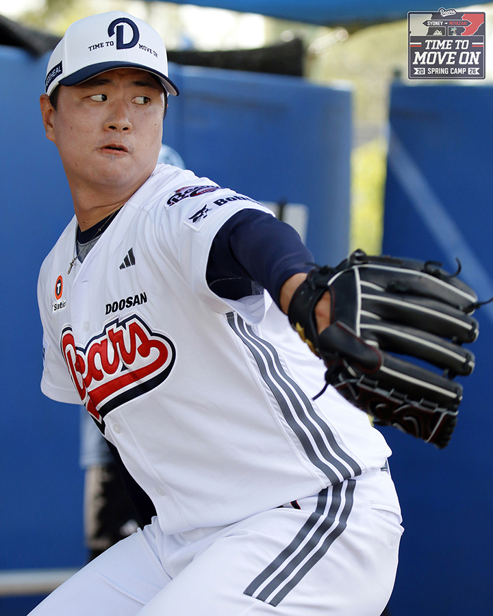Cầu thủ ném bóng của Doosan Bears Lee Young-ha đang ném bóng Bullpen tại trại Sydney, Úc. /Ảnh = Doosan Bears cung cấp