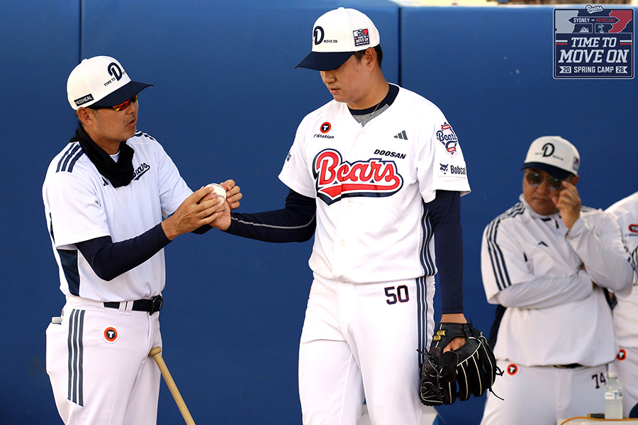 Cầu thủ ném bóng của Doosan Bears Lee Young-ha (giữa) đang được huấn luyện viên Kim Won-hyeong hướng dẫn sau khi ném bóng Bullpen tại trại Sydney, Úc. /Ảnh = Doosan Bears cung cấp