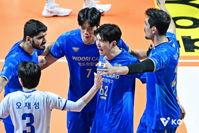 友利信用卡选手团在得分后欢呼。 =图为，韩国排球联盟提供。
