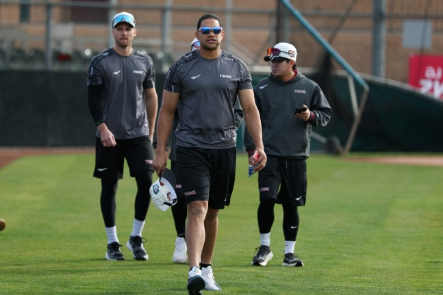 LG Yoni Chirinos (giữa) gần đây đang tập luyện tại Spring Camp ở Arizona, Mỹ. /Ảnh = LG Twins cung cấp