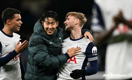 Son Heung-min (second left) and Timo Werner (right) / AFPBBNews=News1 during Tottenham