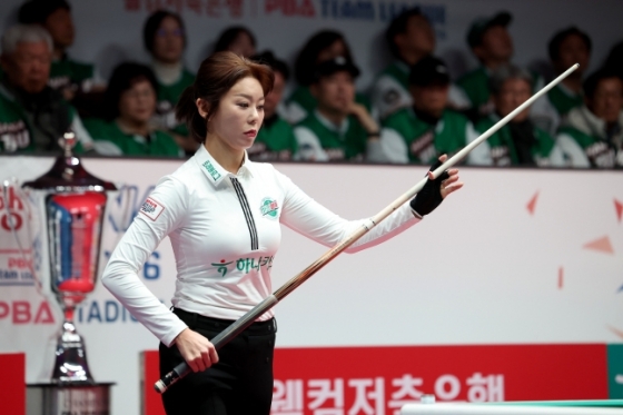 キム·ガヨンが21日、PBAチームリーグファイナル第6戦でショットを構想している。 /写真=PBAツアー提供