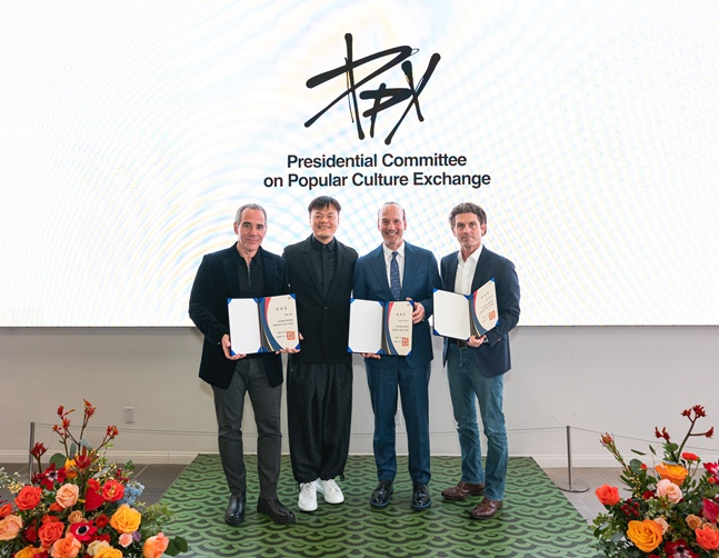 Park Jin-young (2nd left), co-chairman of the Popular Culture Exchange Committee, and special committee members. /Sazan = Textbook