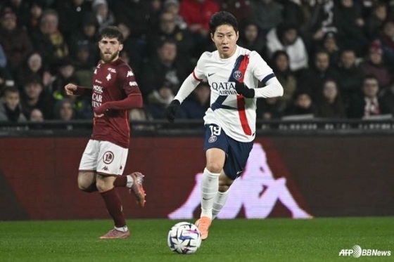 Lee Kang-in (center) dribbles during the 16th round of the French League 1 in the 2025-2026 season at Stade Saint-Symporeen in Messe, France, on December 14, 2025 (Korea time). /AFPBBNews=News1