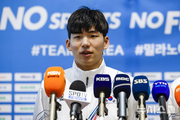 Jung Jae-won, who will participate in the 2026 Milan/Cortina D'Ampezzo Winter Olympics, is answering reporters' questions before leaving Incheon International Airport Terminal 2 on the 30th. /Photo = Newsis