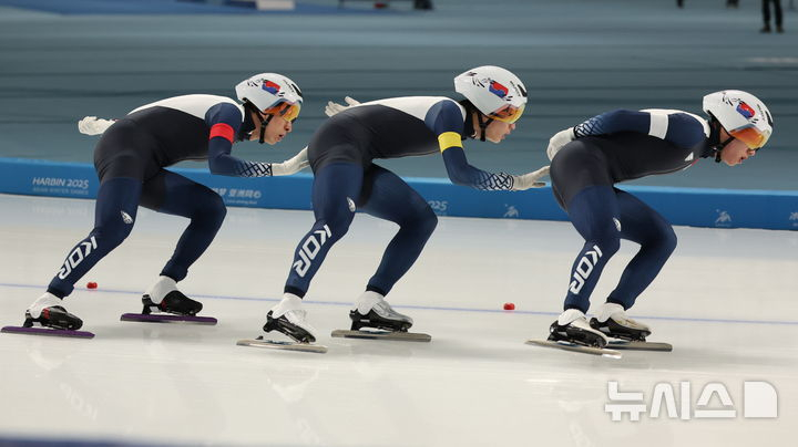 Jung Jae-won, Park Sang-eon and Lee Seung-hoon (from left) are racing in the men's team pursuit race at the 2025 Harbin Asian Winter Games held at the Harbin Heilongjiang Speed Skating Oval in China on February 11 (local time). /Photo = Newsis