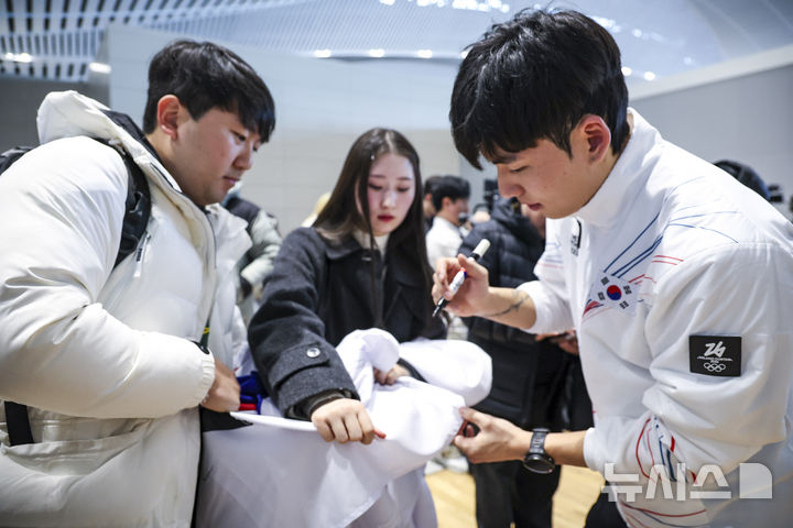 Jung Jae-won is signing the Taegeukgi before leaving the country. /Photo = Newsis