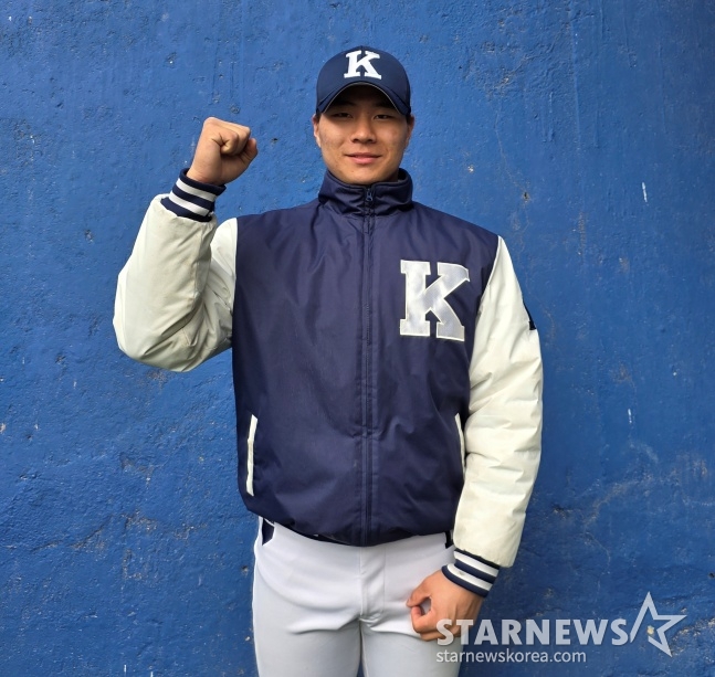 Lee Ho-min of Gyeongnam High School is responding to a photo shoot of Star News at the Gyeongnam High School playground on the 26th. /Photo = Reporter Kim Dong-yoon