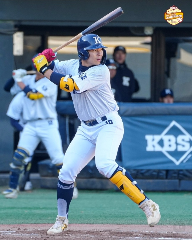 Kyungnam High School's Lee Ho-min is hitting at the E-Mart No Brand Cup Championship in November last year. /Photo = KBSA's official SNS farewell