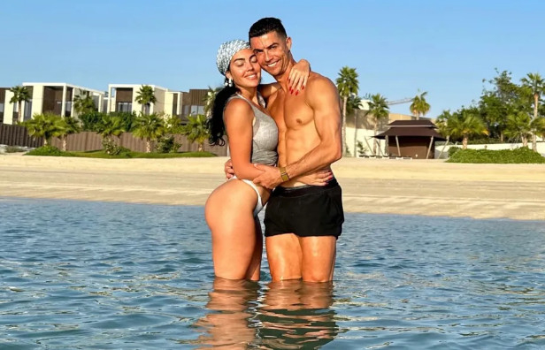 Georgina Rodriguez (left) and Cristiano Ronaldo. /Photo = Courtesy of The Sun