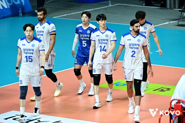 Samsung Fire and Marine Insurance's team is regretful after losing to Woori Card in the fifth round of the regular league of Jin Air 2025-2026 V-League at Jangchung Gymnasium in Seoul on the 30th.  /Photo = Courtesy of the Korea Volleyball Federation