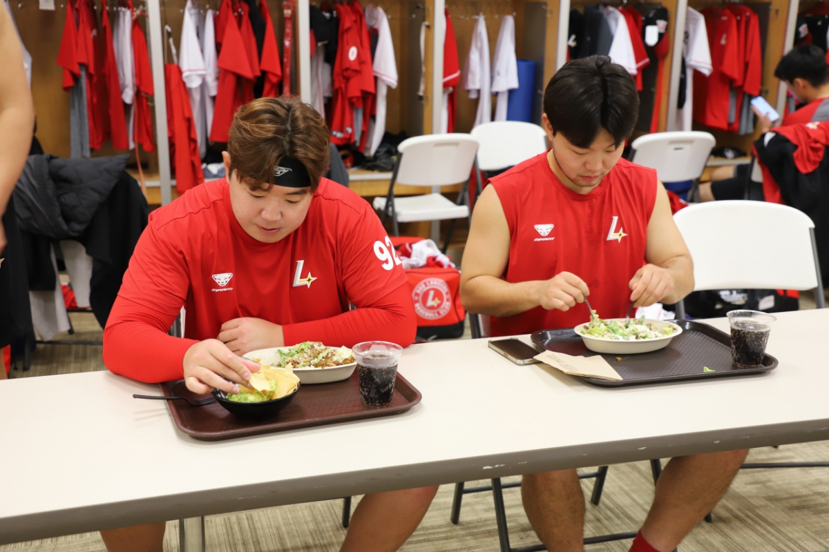 SSG squad eating a special meal. /Photo = Courtesy of SSG Landers