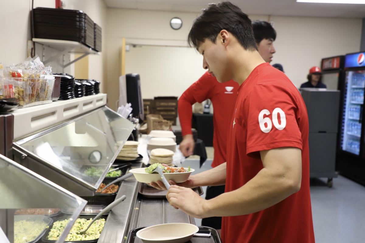 SSG squad eating a special meal. /Photo = Courtesy of SSG Landers