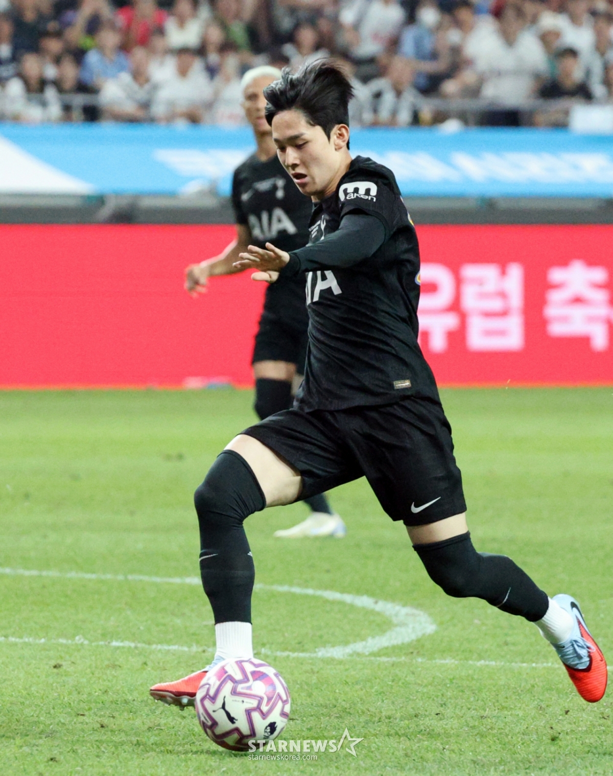 Yang Min-hyuk, who was a member of Tottenham at the time, is making a dribble breakthrough after being replaced in the match against Newcastle United held at the Seoul World Cup Stadium in August last year. /Photo = Senior Reporter Kang Young-jo