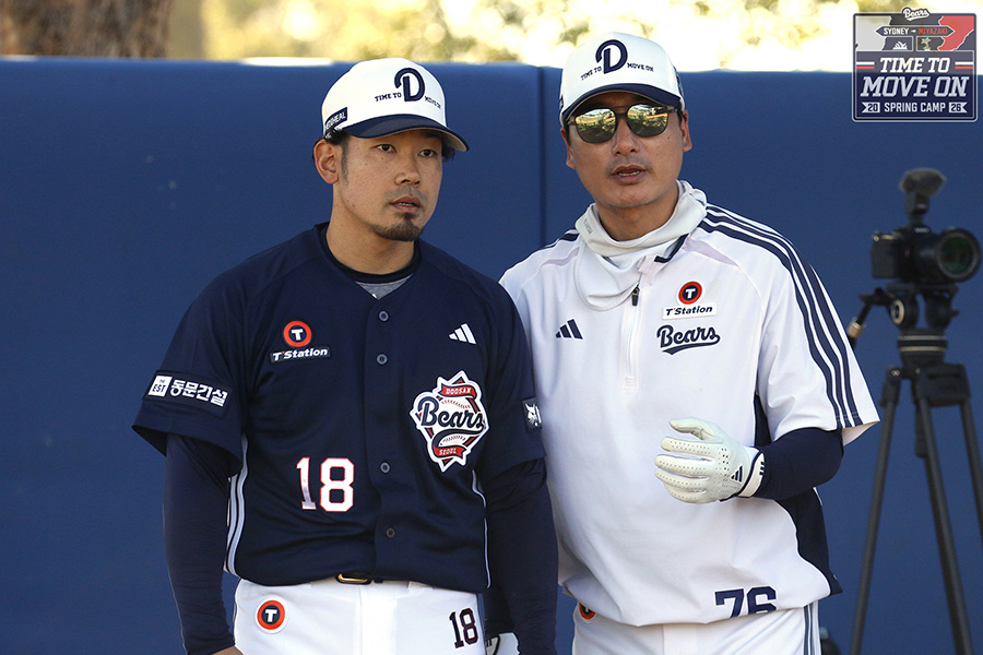 Питчер азиатского квартала Doosan Bears Ичиро Тамура (слева) разговаривает с тренером питчеров Чон Чжэ Хуном после того, как он выполнил подачу КПЗ в Сиднейском лагере, Австралия. /Фото = Предоставлено Doosan Bears.