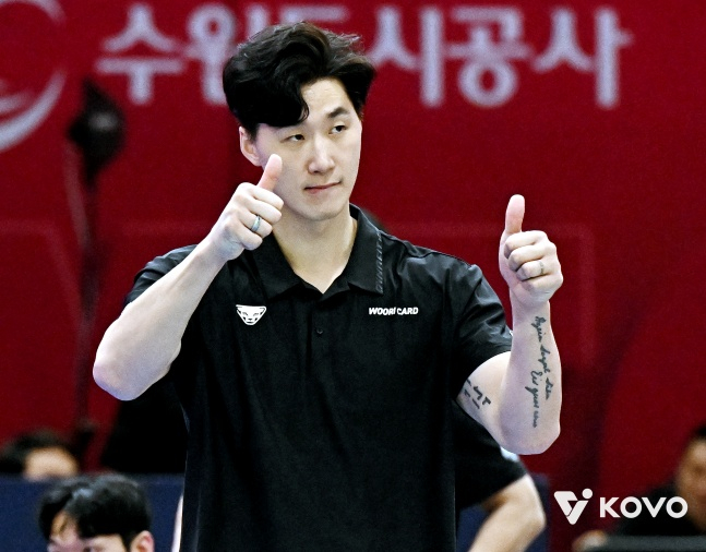 友利信用卡代理教练朴哲宇（中）。 =图为，韩国排球联盟提供。