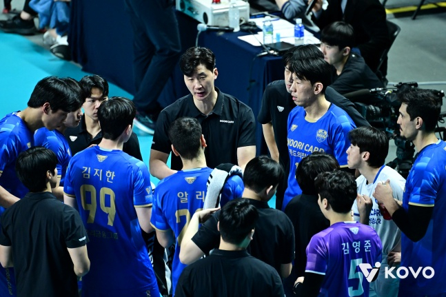 友利信用卡代理主教练朴哲宇(中)30日在首尔奖忠体育馆举行的2025~2026 V联赛常规赛第5轮与三星火灾队的主场比赛中，正在下达作战指示。 =图为，韩国排球联盟提供。