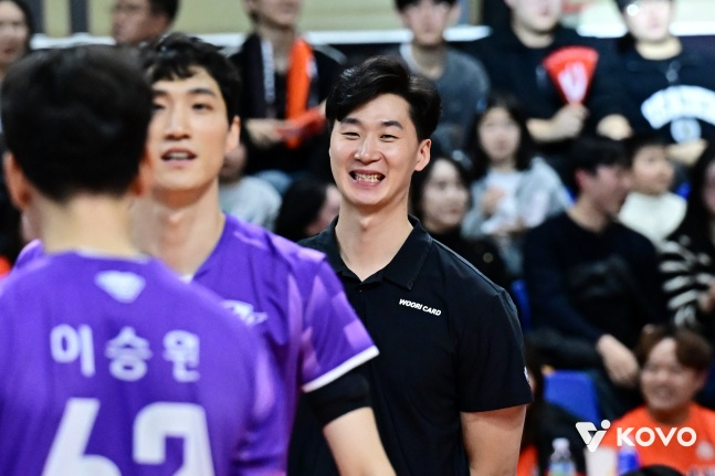 友利信用卡代理教练朴哲宇（中）。 =图为，韩国排球联盟提供。