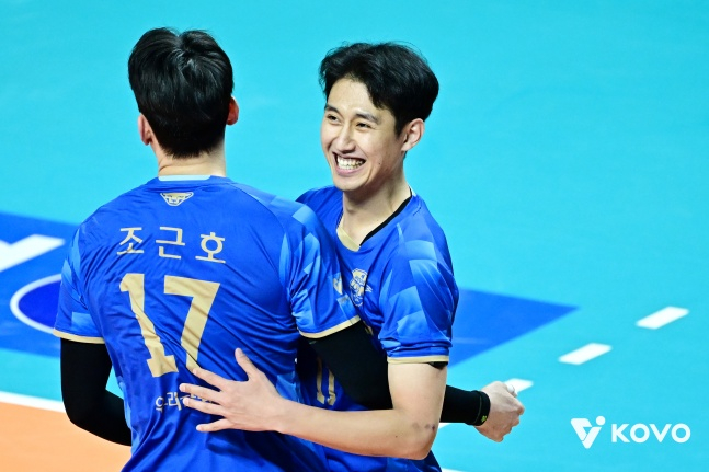 图为，友利信用卡队的韩成贞（右）正与赵根镐一起庆祝。 =图为，韩国排球联盟提供。