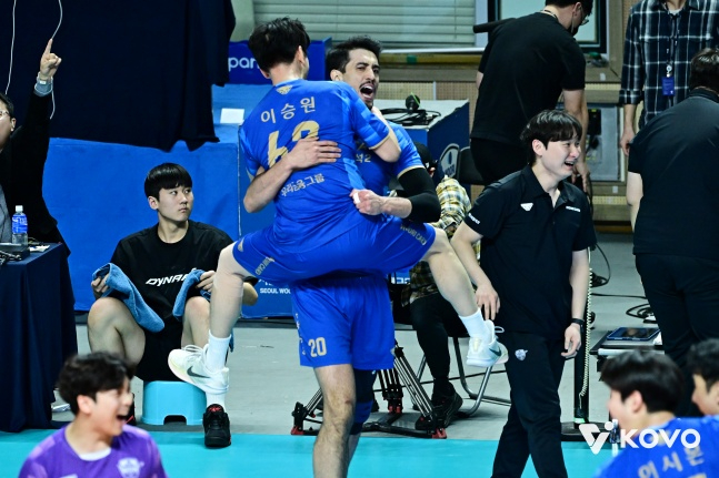 30日，在首尔奖忠体育馆举行的真航空2025~2026 V联赛常规赛第5轮主场比赛中，友利信用卡队的阿劳佐(中右)在战胜三星火灾队后高兴不已。 =图为，韩国排球联盟提供。