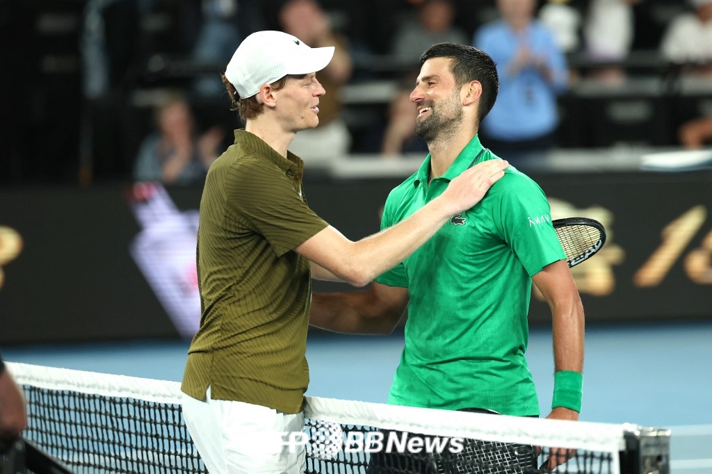 30日(韩国时间)，在澳大利亚墨尔本举行的2026澳大利亚公开赛男单半决赛中，德约科维奇(右)以3比2(3-66-34-66-46-4)惊心动魄的反败为胜后，正在互相问候。 =法新社BBNews=新闻1。
