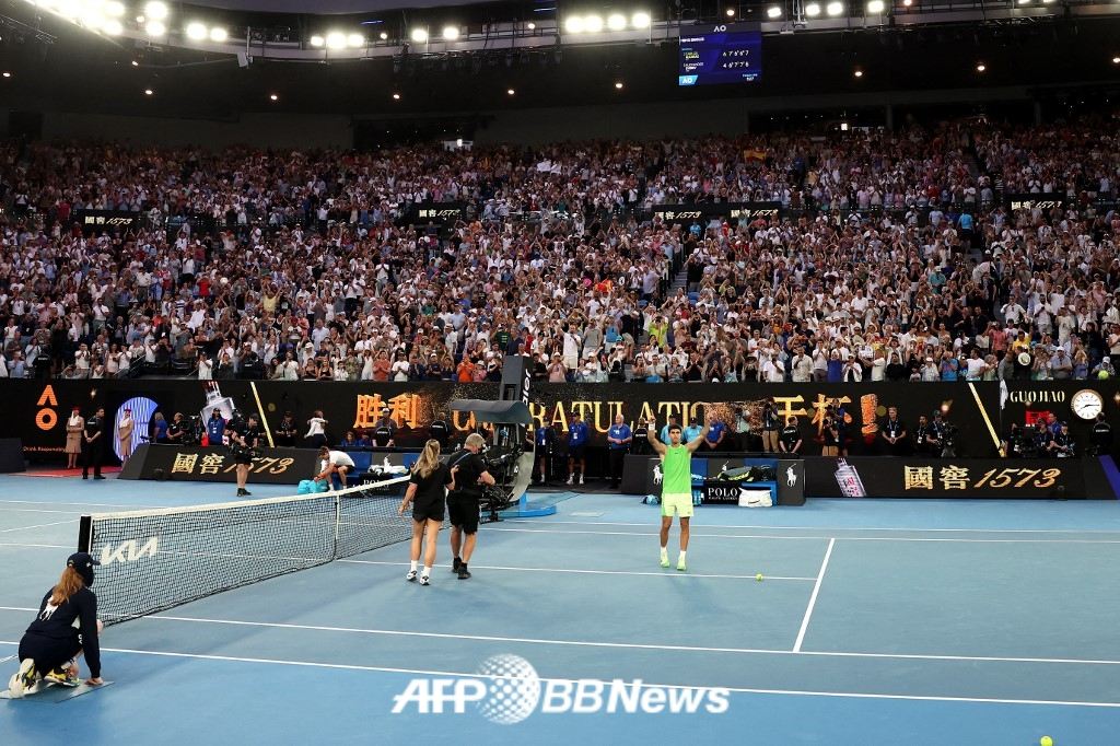 韩国时间30日，阿尔卡拉斯在澳大利亚墨尔本举行的2026澳大利亚公开赛男单半决赛中，经过5小时27分钟的鏖战，以3比2（6-47-6<7-5>6-7<3-7>6-7<4-7>7-5）战胜世界排名第三的茨维列夫后高兴不已。 =法新社BBNews=新闻1。