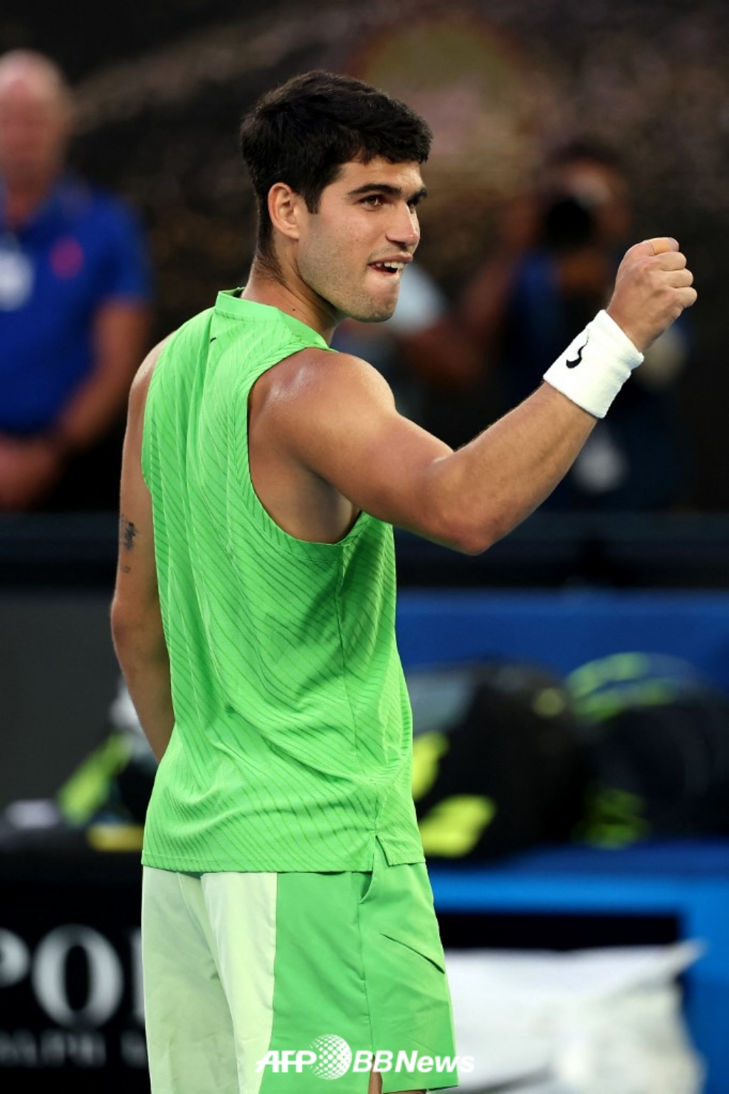 韩国时间30日，阿尔卡拉斯在澳大利亚墨尔本举行的2026澳大利亚公开赛男单半决赛中，经过5小时27分钟的鏖战，以3比2（6-47-6<7-5>6-7<3-7>6-7<4-7>7-5）战胜世界排名第三的茨维列夫后高兴不已。 =法新社BBNews=新闻1。