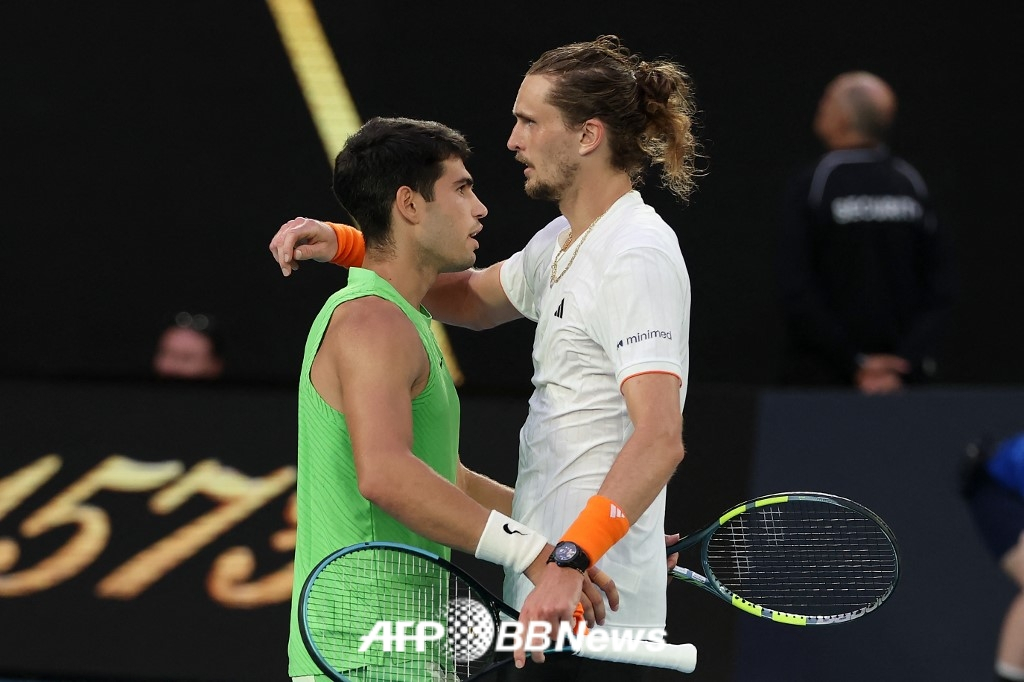 图为，当地时间30日，阿尔卡拉斯在澳大利亚墨尔本举行的2026澳大利亚公开赛男单半决赛中，经过5小时27分钟的鏖战，以3比2（6-47-6<7-5>6-7<3-7>6-7<4-7>7-5）战胜世界排名第三的茨维列夫后，正在和茨维列夫打招呼。 =法新社BBNews=新闻1。