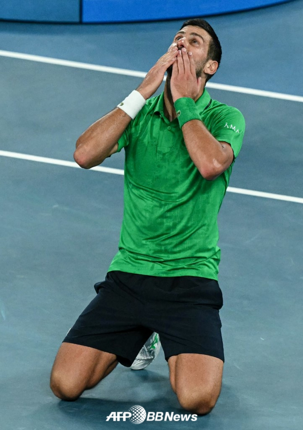 韩国时间30日，在澳大利亚墨尔本举行的2026年澳大利亚公开赛男单半决赛中，德约科维奇以3比2(3-66-34-66-46-4)的惊心动魄逆转战胜辛奈尔后，兴奋不已。 =法新社BBNews=新闻1。