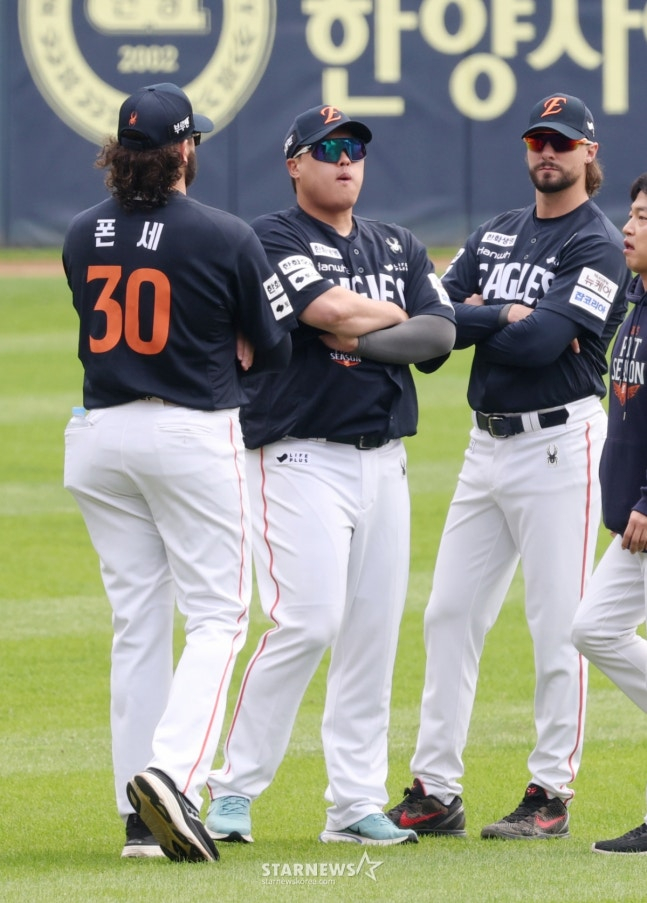 Ryu Hyun-jin (center) and Weiss (right) are talking together in October last year. /Photo = Kim Jin-kyung on standby