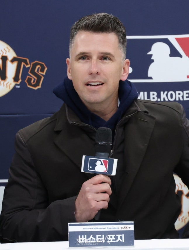 Giám đốc Buster Position đang chào hỏi trước các phóng viên Hàn Quốc vào ngày 7 vừa qua. /Ảnh = Người chờ đợi Kim Jin Kyung