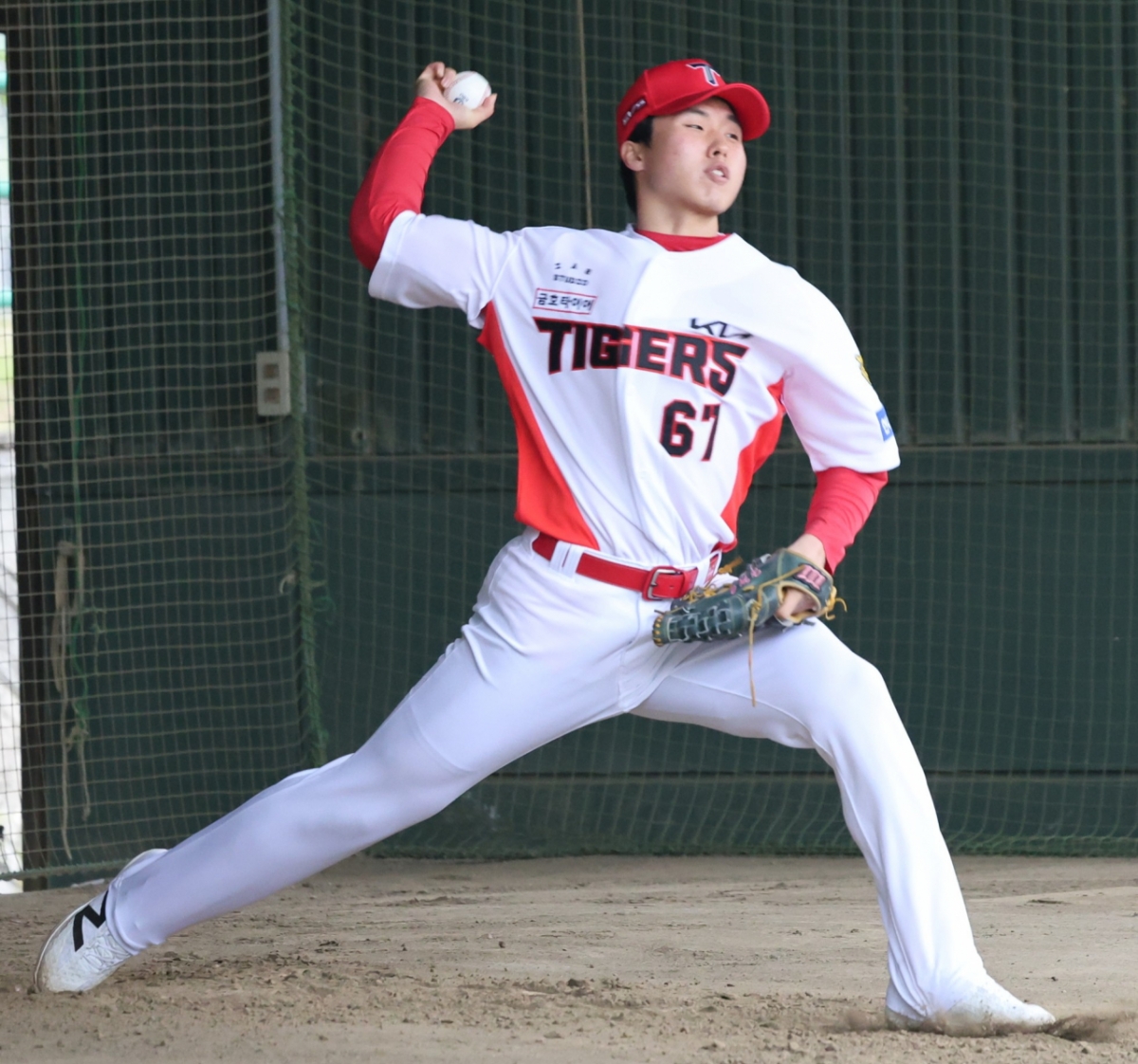 KIA Tigers pitcher Hong Min-gyu is pitching a bullpen in Amami-Oshima, Japan, the first spring camp site. /Photo = Courtesy of KIA Tigers