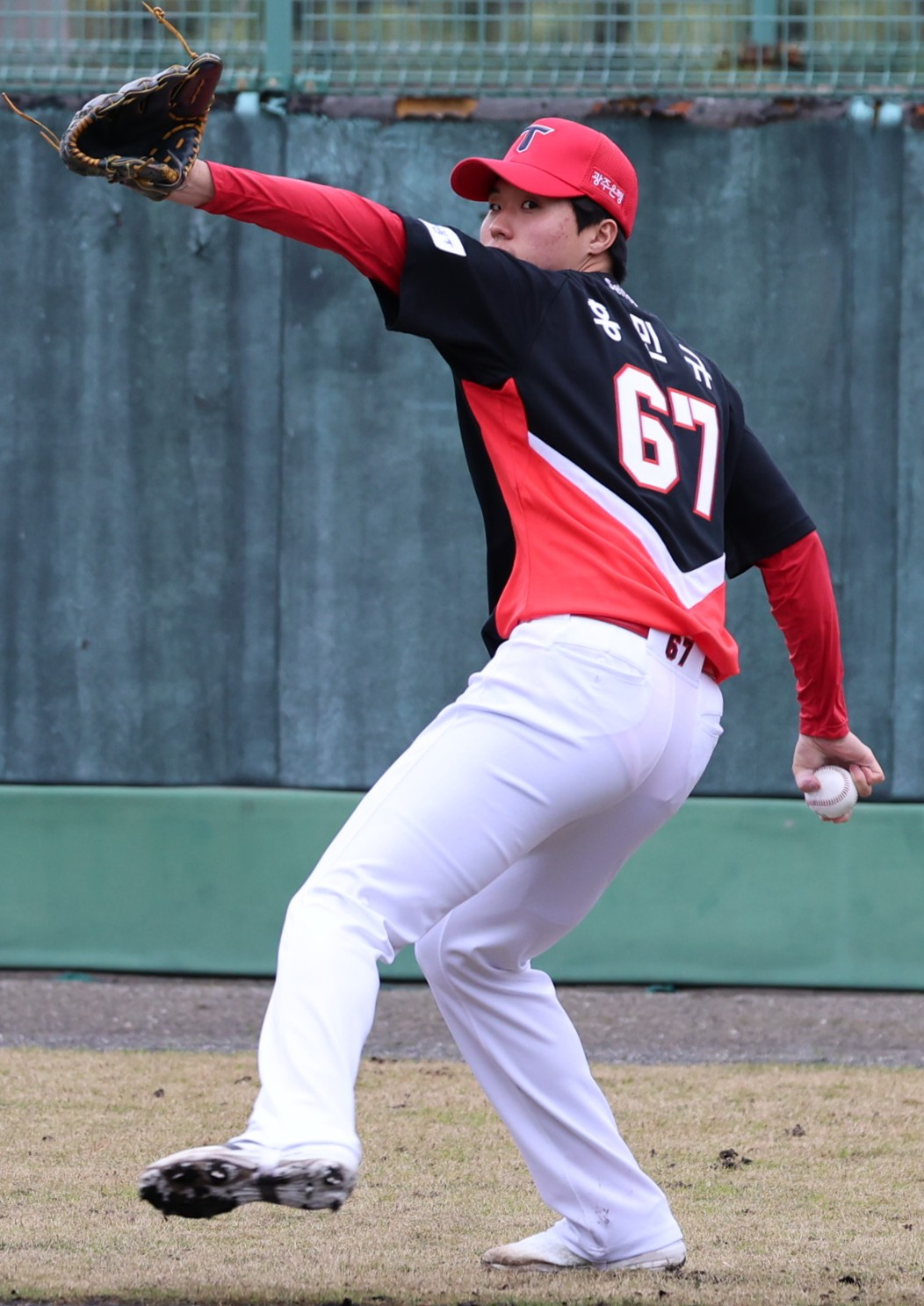 KIA Tigers pitcher Hong Min-gyu is training in Amami-Oshima, Japan, where the first spring camp is located. /Photo = Courtesy of KIA Tigers