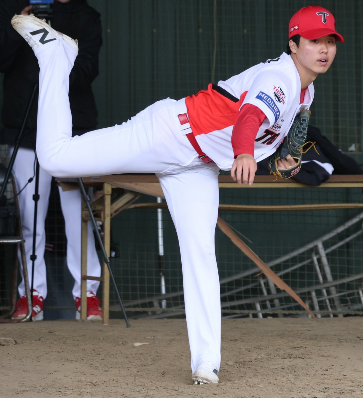 KIA Tigers pitcher Hong Min-gyu is pitching a bullpen in Amami-Oshima, Japan, the first spring camp site. /Photo = Courtesy of KIA Tigers