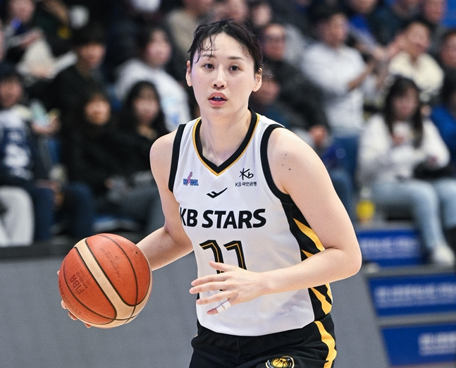 Kang Yi-seul dribbling. /Photo = WKBL