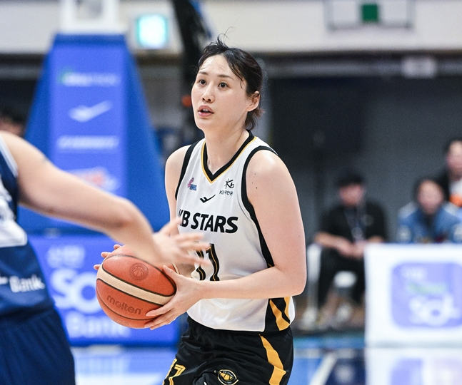 Kang Yi-seul is looking at the goalpost. /Photo = WKBL