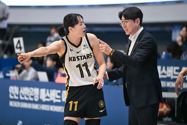 Kang Yi-seul (left) talks with manager Kim Wan-soo during the match against Shinhan Bank on the 31st. /Photo = WKBL