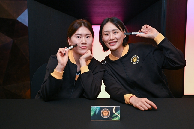 Na Yoon-jung (left) and Kang Yi-seul. /Photo = WKBL