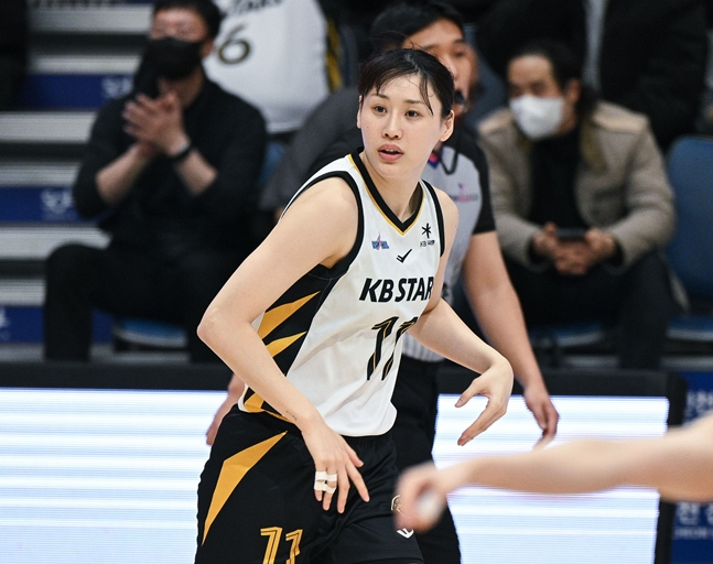 投中3分球后背投篮板球的姜露珠。 =照片:WKBL